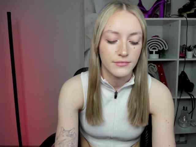 EvelynBlond26 webcam