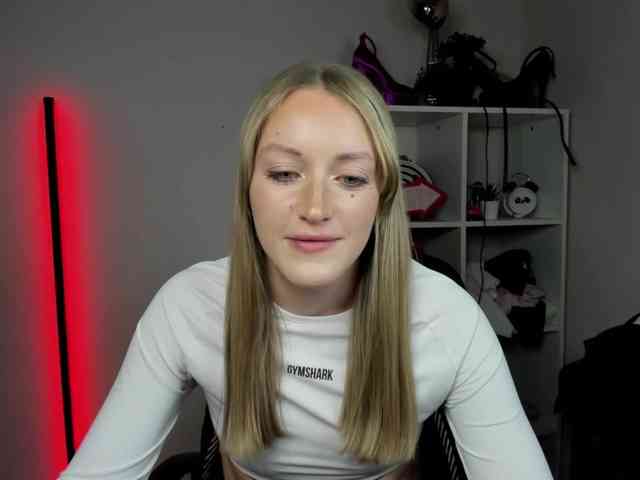 EvelynBlond26 webcam