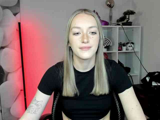 EvelynBlond26 webcam