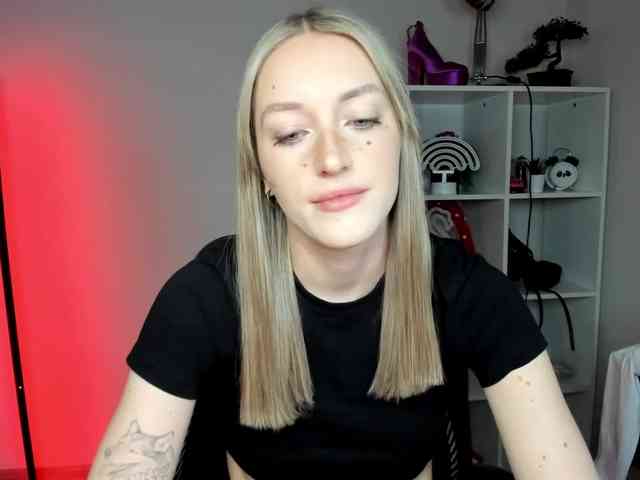 EvelynBlond26 webcam