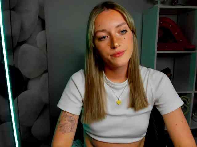 EvelynBlond26 webcam