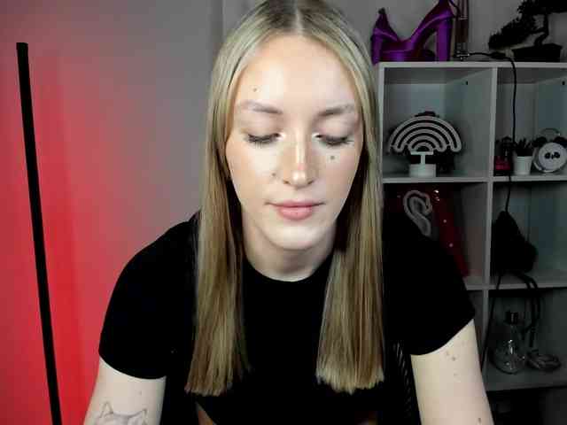 EvelynBlond26 webcam