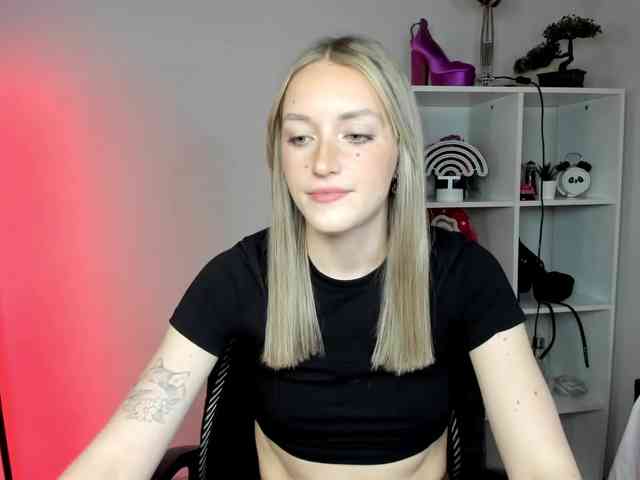EvelynBlond26 webcam
