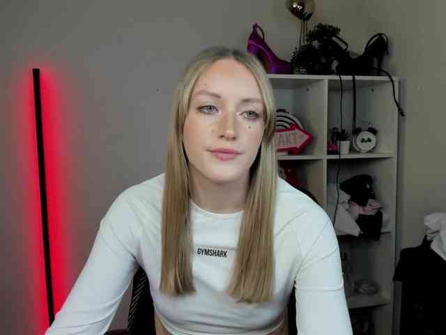 EvelynBlond26 webcam