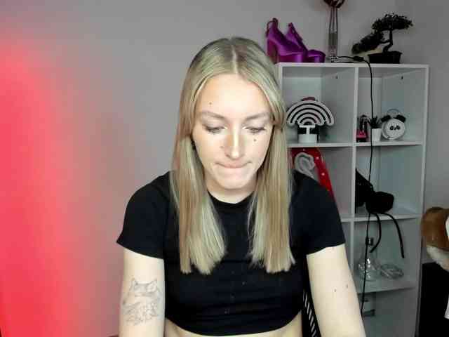 EvelynBlond26 webcam