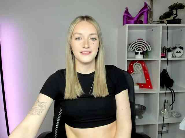 EvelynBlond26 webcam
