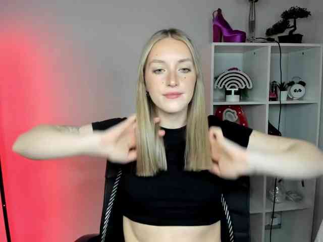 EvelynBlond26 webcam