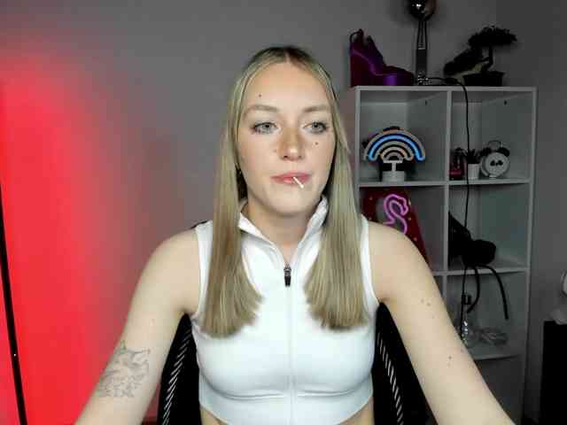 EvelynBlond26 webcam