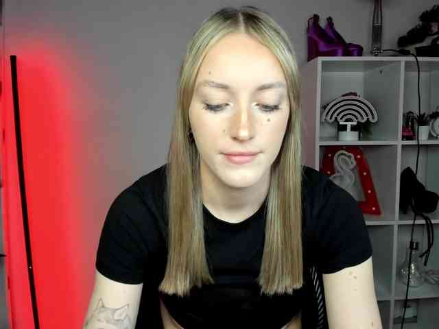EvelynBlond26 webcam