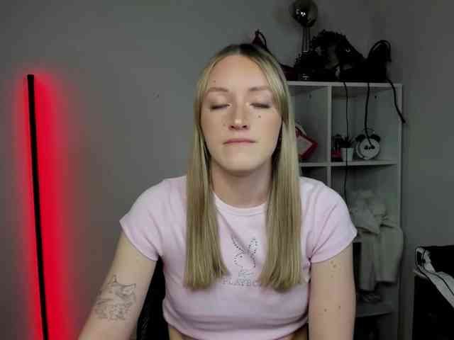 EvelynBlond26 webcam