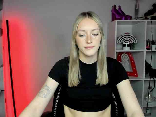 EvelynBlond26 webcam
