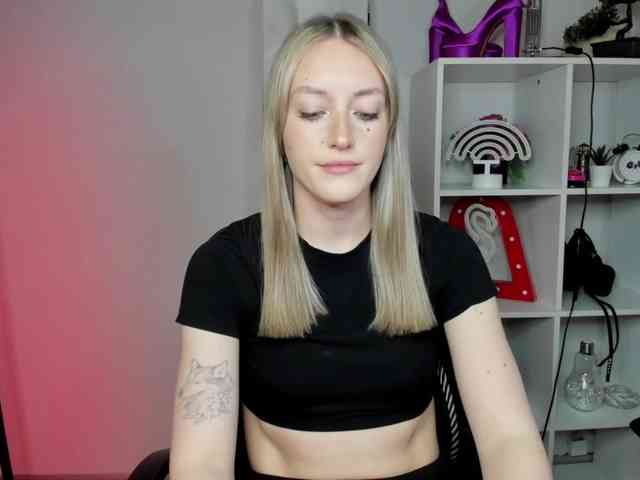 EvelynBlond26 webcam