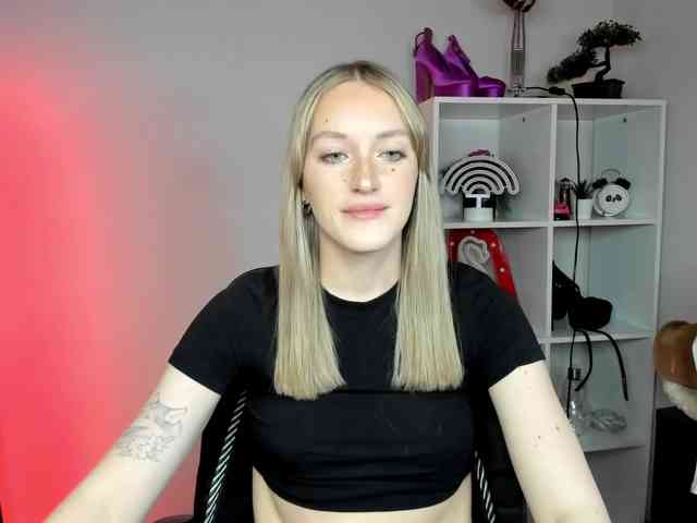 EvelynBlond26 webcam
