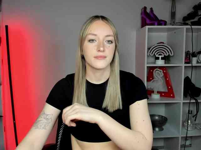 EvelynBlond26 webcam