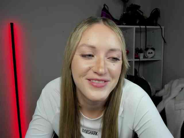 EvelynBlond26 webcam