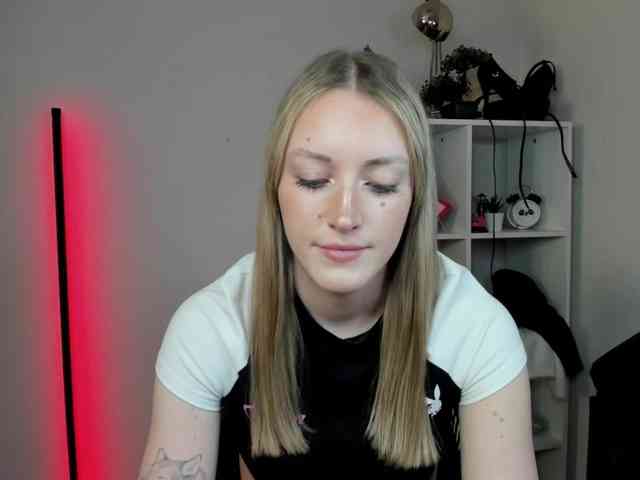 EvelynBlond26 webcam