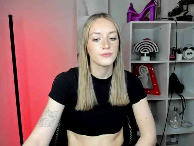 EvelynBlond26 webcam