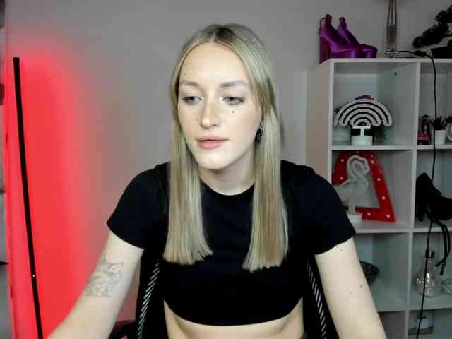 EvelynBlond26 webcam