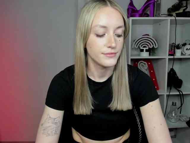 EvelynBlond26 webcam