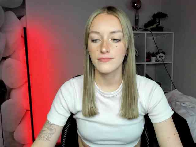 EvelynBlond26 webcam