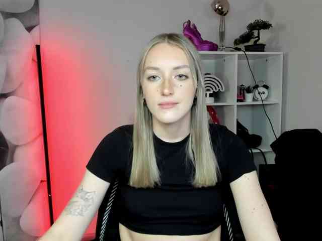 EvelynBlond26 webcam