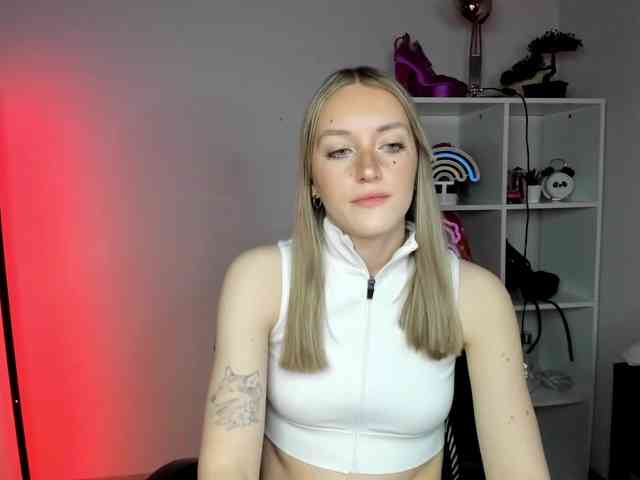 EvelynBlond26 webcam
