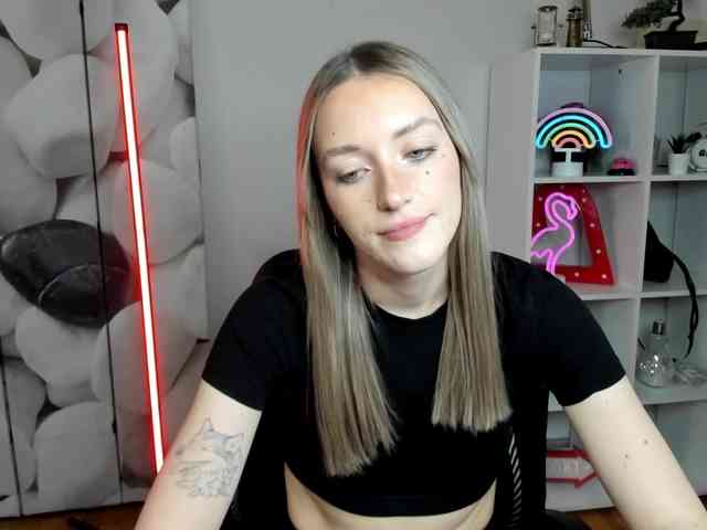 EvelynBlond26 webcam