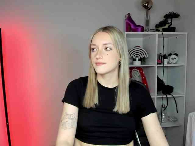 EvelynBlond26 webcam