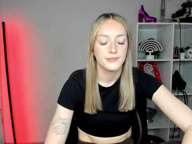 EvelynBlond26 webcam