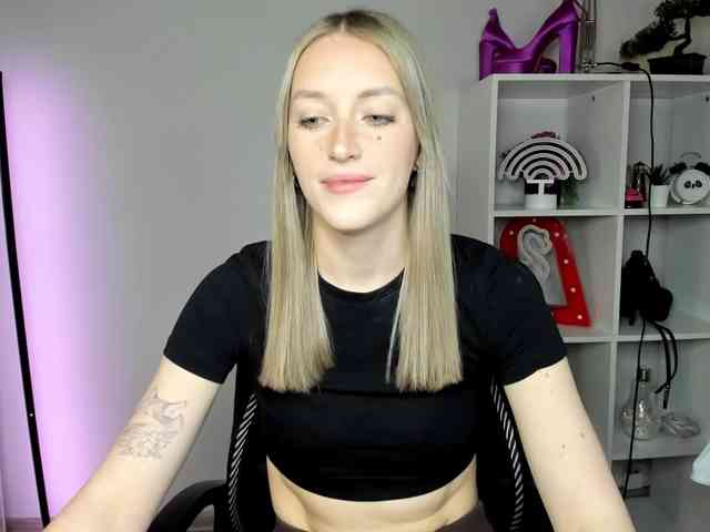 EvelynBlond26 webcam