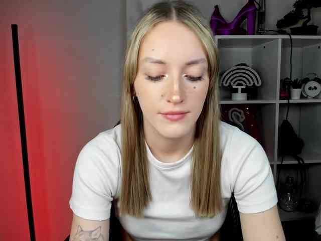 EvelynBlond26 webcam