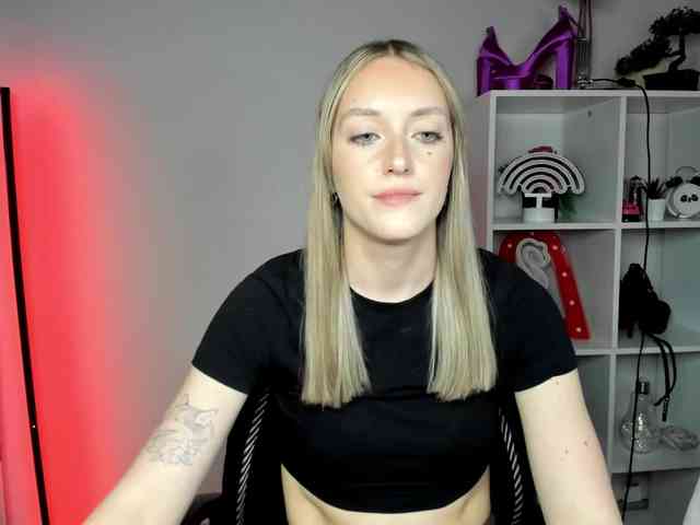 EvelynBlond26 webcam