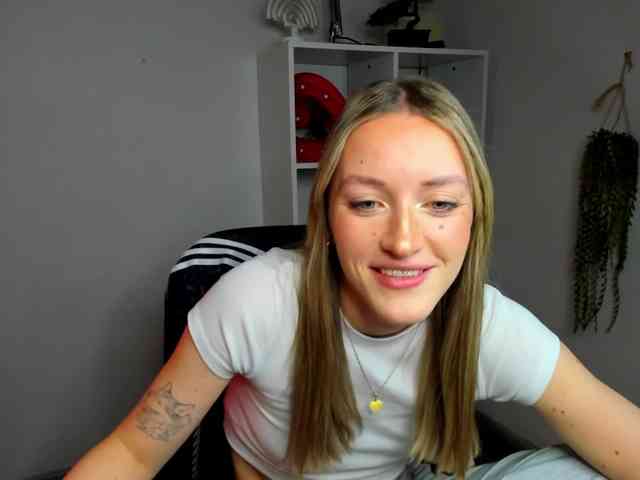 EvelynBlond26 webcam