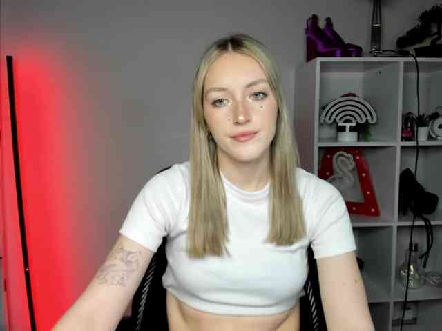 EvelynBlond26 webcam