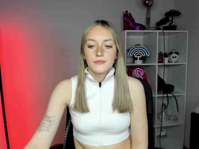 EvelynBlond26 webcam