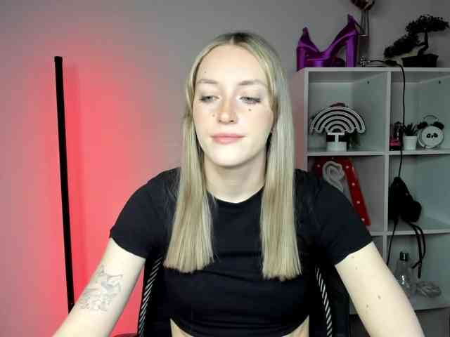 EvelynBlond26 webcam