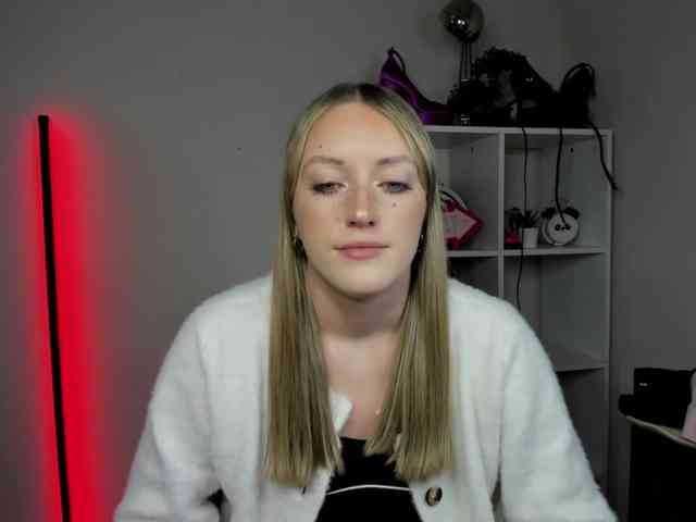 EvelynBlond26 webcam
