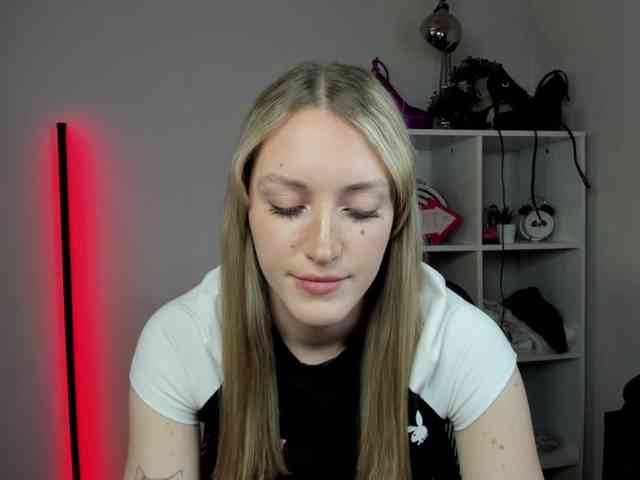 EvelynBlond26 webcam