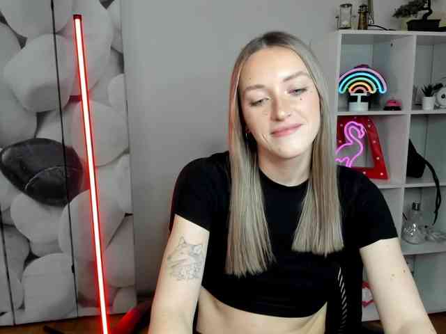 EvelynBlond26 webcam