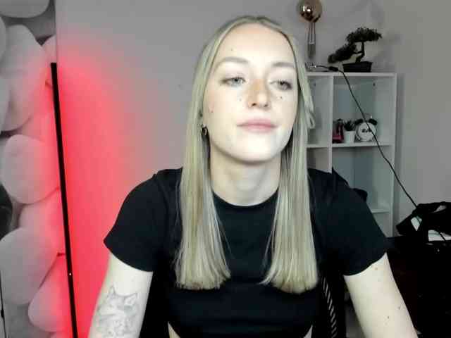 EvelynBlond26 webcam