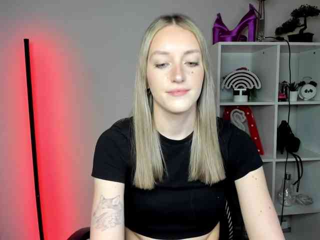 EvelynBlond26 webcam