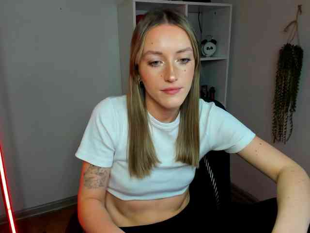 EvelynBlond26 webcam