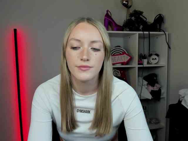 EvelynBlond26 webcam