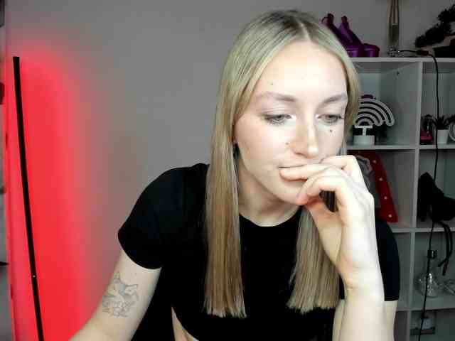 EvelynBlond26 webcam