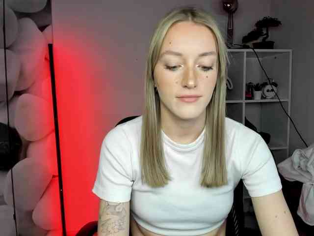 EvelynBlond26 webcam