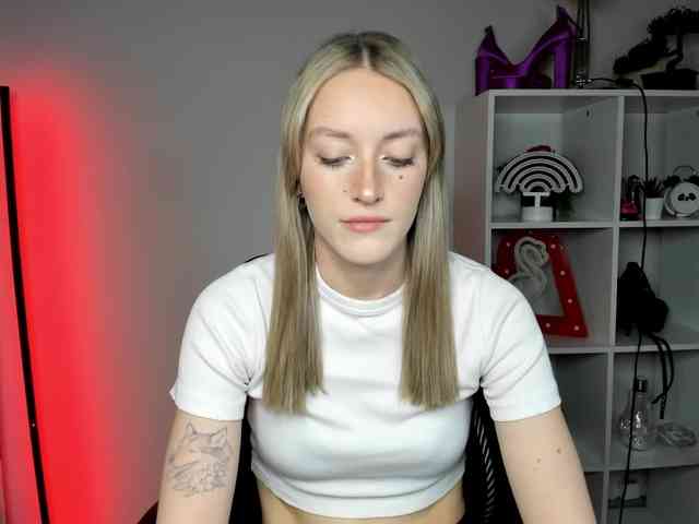 EvelynBlond26 webcam