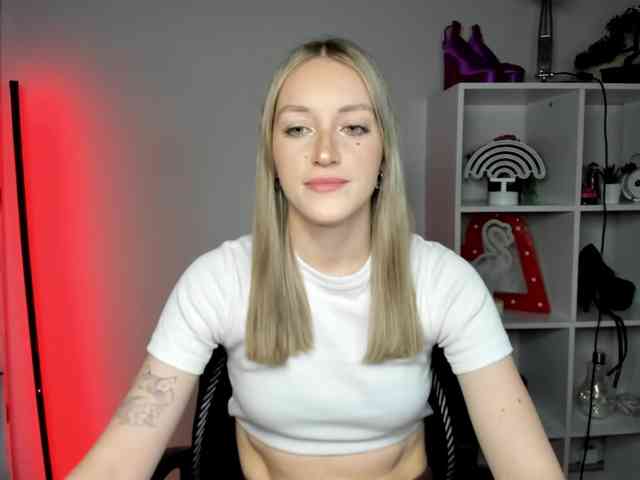 EvelynBlond26 webcam