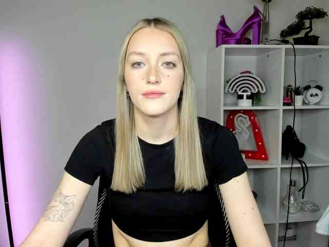 EvelynBlond26 webcam