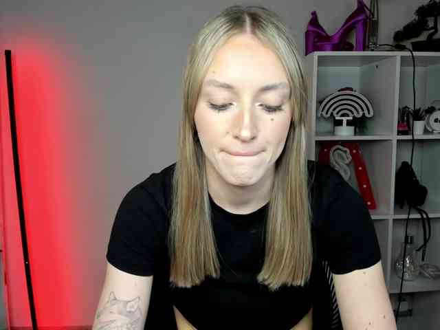 EvelynBlond26 webcam