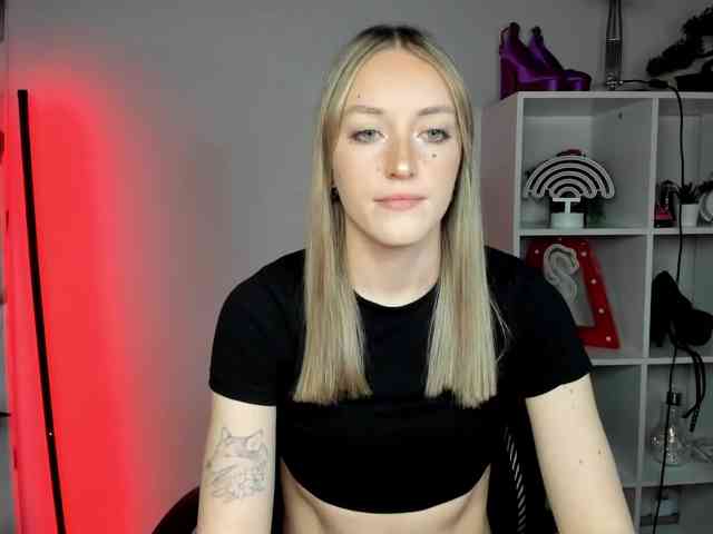 EvelynBlond26 webcam